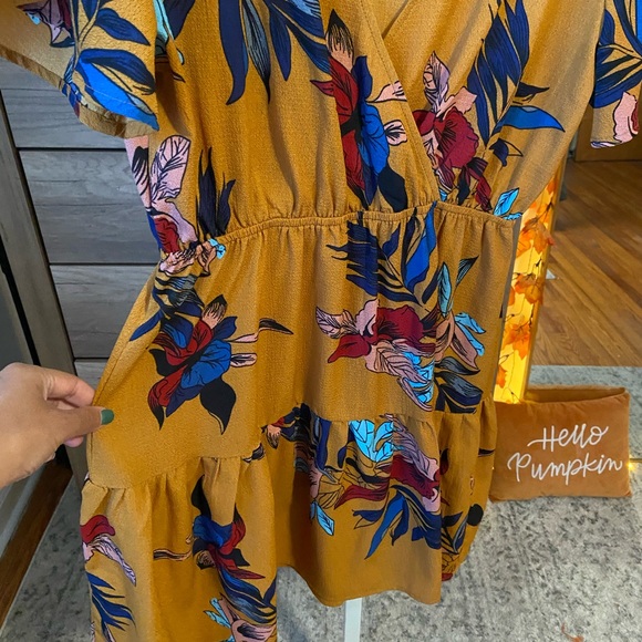 Flutter sleeves, short, floral dress. SHEIN size large - Picture 6 of 7
